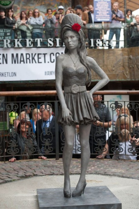Amy-Winehouse-statue-unveiling-1-564x847