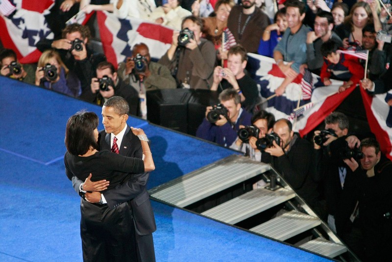 Michelle-Obama-hug-Dance