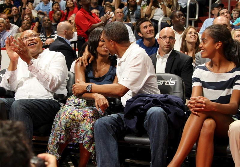 Obama-And-Michelle-Kiss-The-Trent