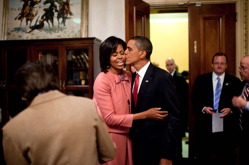 Obama-Michelle-Kissing