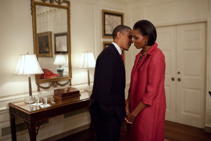 Obama-Michelle-Kissing-TheinfoNG