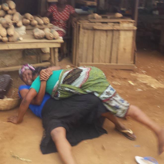 Kate Henshaw spotted fighting with a market woman (Photos)
