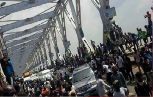 panic-in-onitsha-as-soldiers-block-niger-bridge