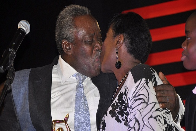 olu-jacobs-kissing-joke-on-stage