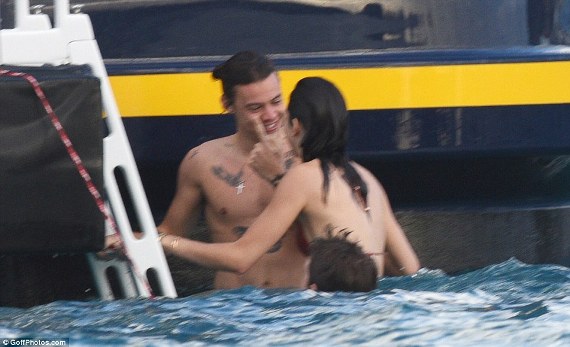 More photos of Harry Style and Kendall Jenner loved up on holiday theinfong.com