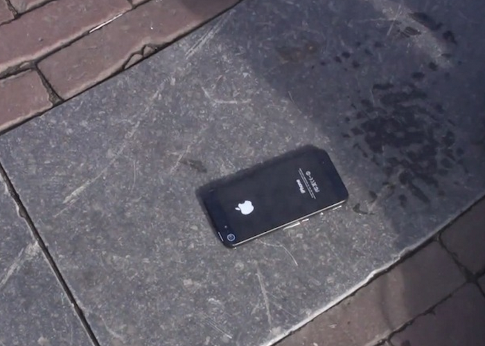I found an iPhone on the ground and what I found in its photo gallery terrified me.. 700x500 theinfong.com
