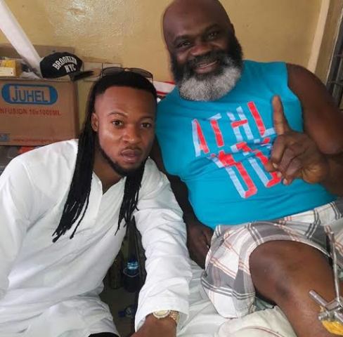 Flavour visits sick Nollywood actor Harry Anyanwu at the hospital (Photos) theinfong.com