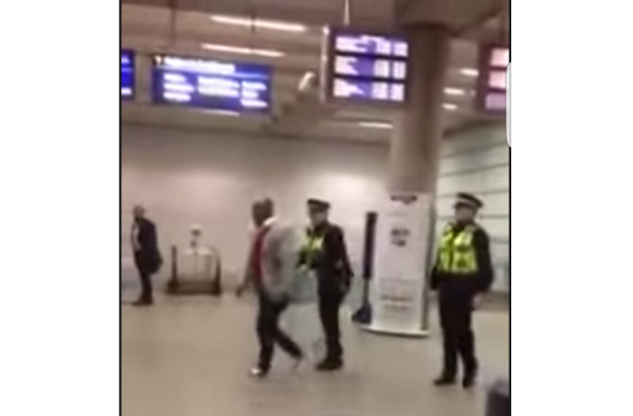UK Police issue statement over officer hitting Nigerian man with baton at London train station theinfong.com 700x460
