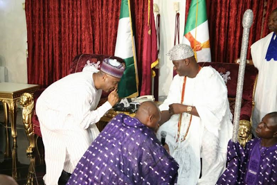 Senate president Bukola Saraki bows as he receives Ooni of Ife, H.R.H Oba Adeyeye Ogunwusi in Abuja theinfong.com