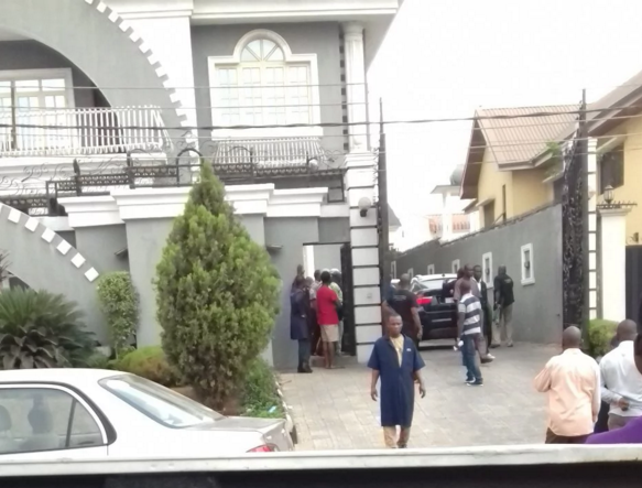 See the moment policemen stormed P Square house - See what really happened (See Photos) theinfong.com