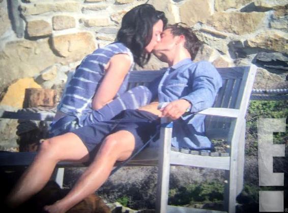 Photos- Katy Perry and Orlando Bloom spotted kissing at Malibu beach theinfong.com