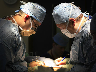 Doctors perform 1st US organ transplants from HIV positive donor theinfong.com