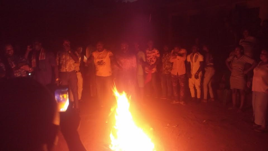 apc-members-in-edo-state-defect-to-pdp-after-burning-their-brooms-theinfong-com