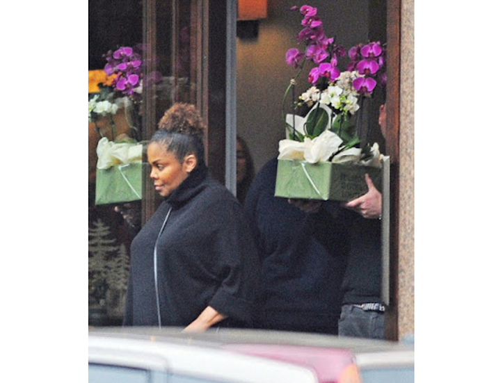 pregnant-janet-jackson-seen-buying-flowers-in-london-theinfong-com-700x551