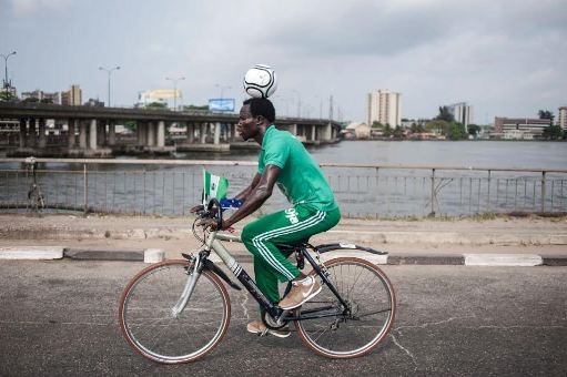 nigerian-footballer-cycles-64-miles-balancing-football-on-his-head-to-break-guiness-world-record-photosvideo-theinfong-com