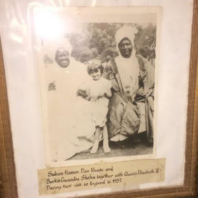 rare-photo-of-queen-elizabeth-ii-as-a-little-girl-with-the-16th-sultan-of-sokoto-hassan-dan-muasu-in-1937-theinfong-com