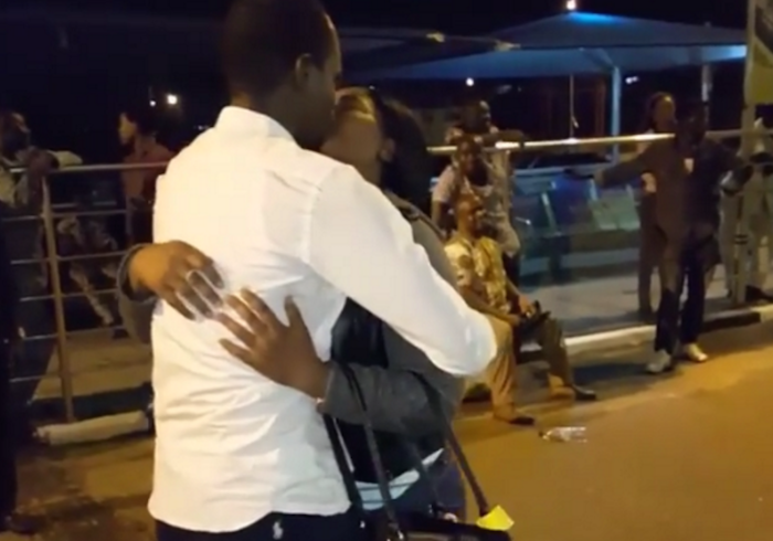 Actor Babatunde Owokoniran proposes to girlfriend at Lagos Int'l airport (See Photos) theinfng.com 700x490