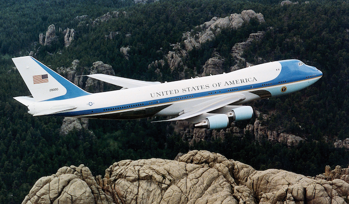 features-of-air-force-one-us-presidents-aircraft-theinfong.com-700x409