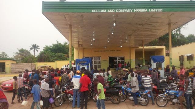 Nigerians getting free fuel to mark Buhari's victory over Jonathan theinfong.com