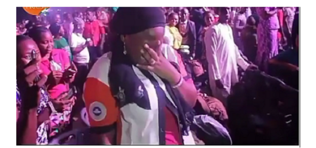 Guy proposes to girlfriend during RCCG’s 74 hours praise