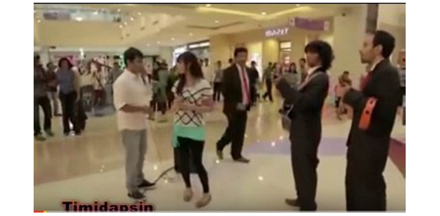 What a girl did to her boyfriend who proposed in a shopping mall