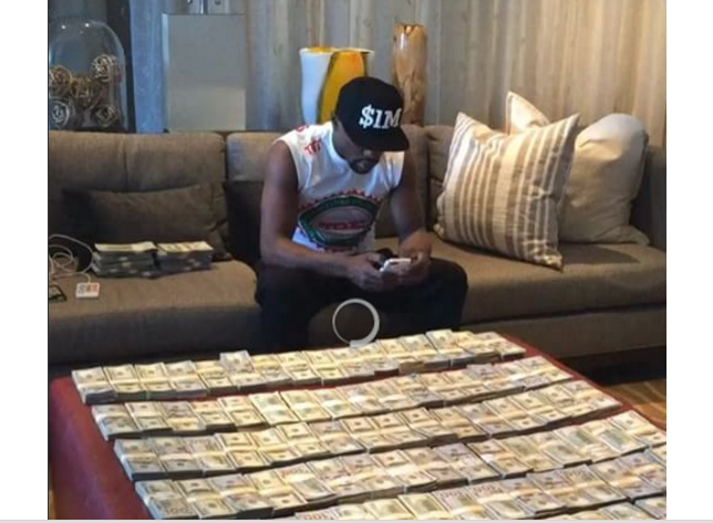 Floyd Mayweather shows off stacks of $100 bills