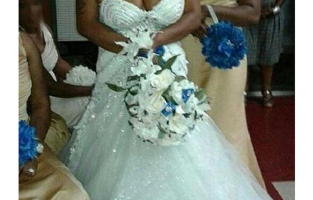 Bride exposed her boobs
