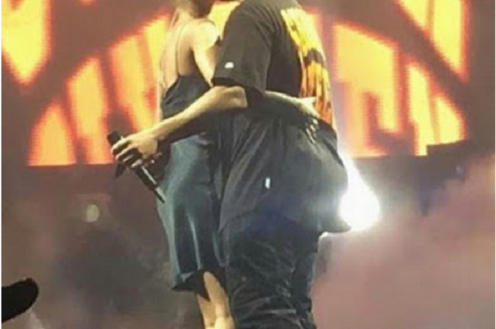 Drake and Rihanna finally kiss on stage