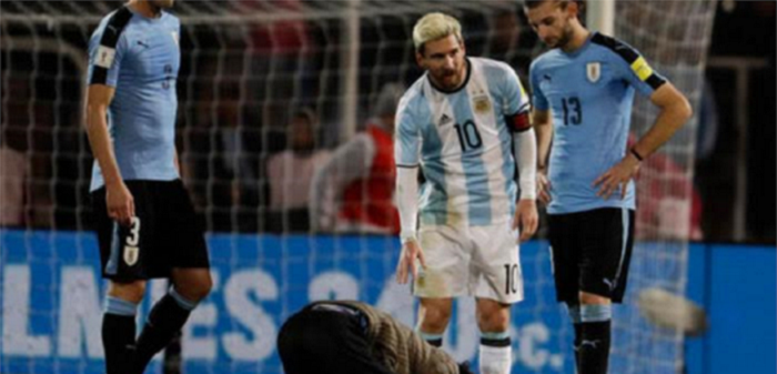 Fan breaches security to kiss Lionel Messi's feet