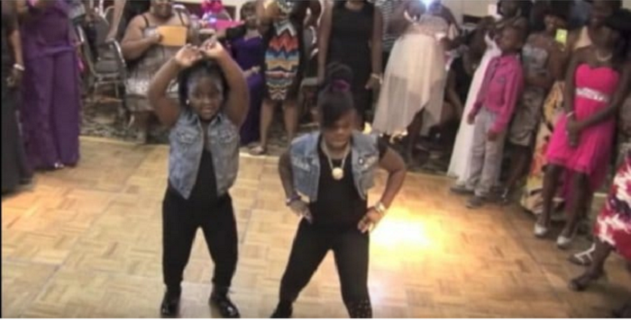 how-2-little-sisters-stole-the-show-with-their-dance