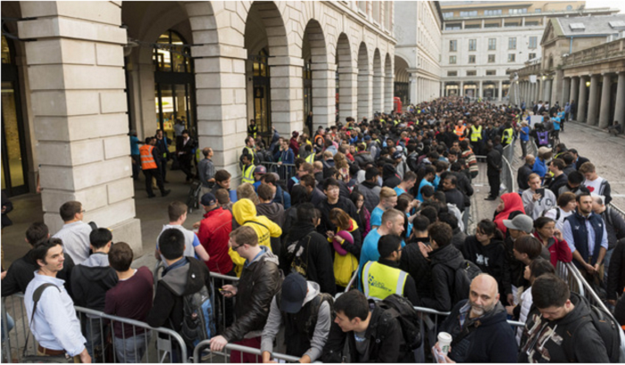 crowd-queue-up-at-apple-store-for-the-new-iphone-7