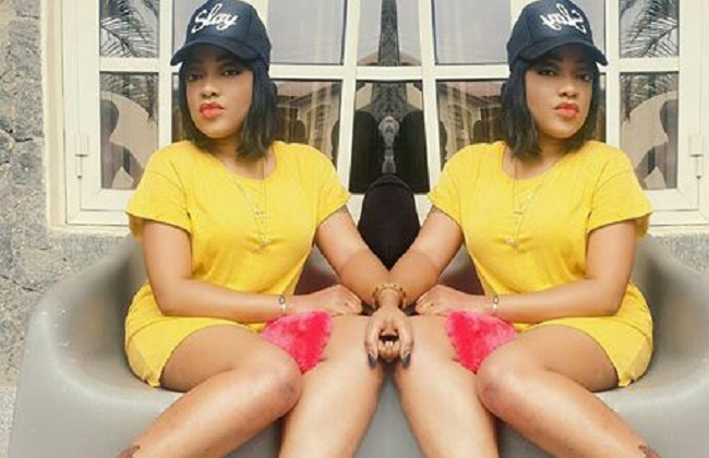 tayo-sobola-shows-off-her-iphone-7