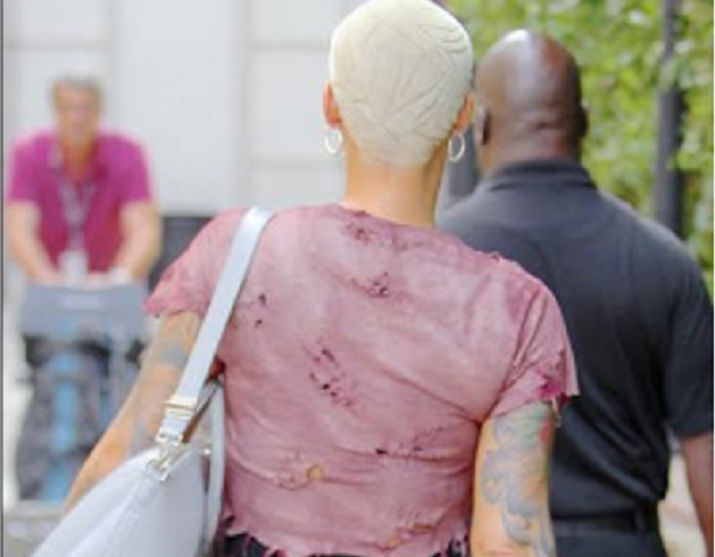 amber-rose-shows-off-her-famous-bum
