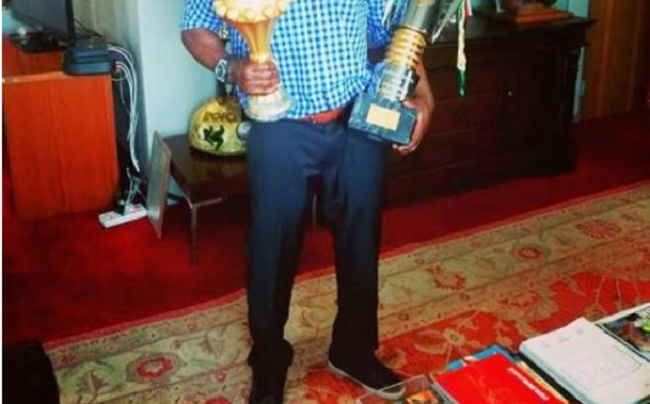 daniel-amokachi-poses-with-afcon-trophies