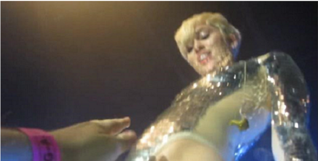 miley-cyrus-allows-fans-to-grope-her-private-part