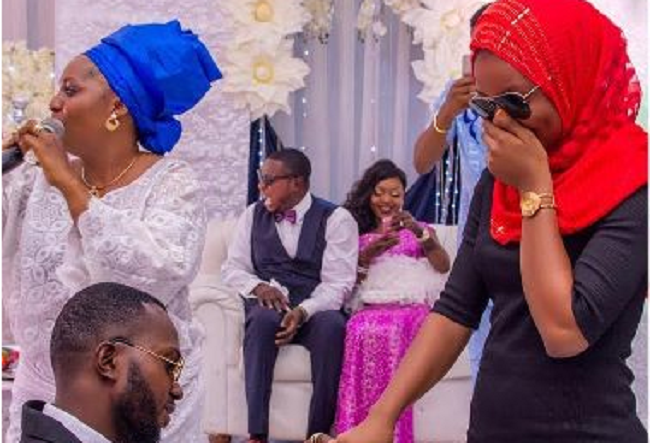 best-man-proposing-to-his-woman-at-wedding-reception