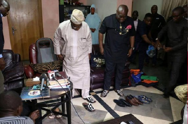 abia-state-gov-delivers-some-made-in-aba-shoes-to-obasanjo