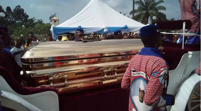 nigeria-billionaire-buries-his-father-in-pure-gold-coffin