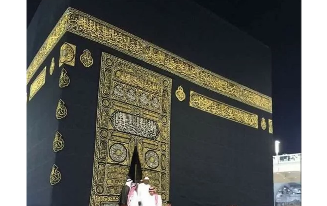 The most sacred Muslim site in the world Kaaba opened for Buhari