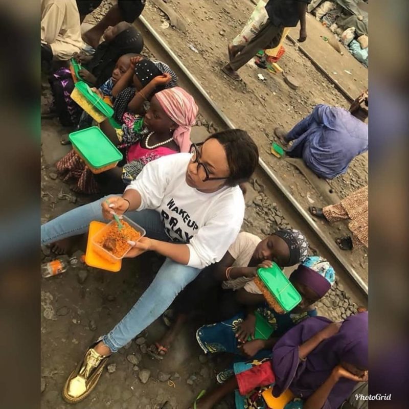 Actress, tonto Dikeh feeds the less privileged