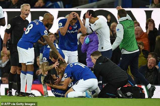 Everton player, Andre Gomes suffers horrific Injury (Photos)