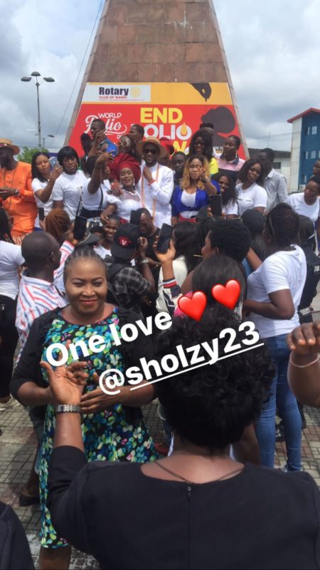 Hundreds of people hit the streets to welcome Omashola in Warri (Photo & Videos)