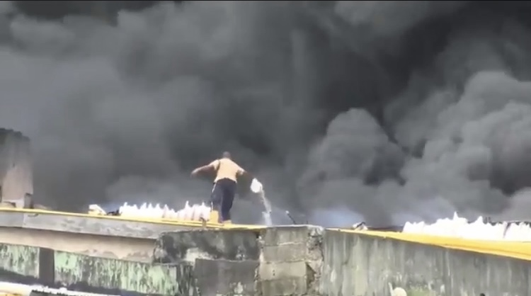 Video of fire fighter using bucket and water to put out Balgon Market fire (Video)