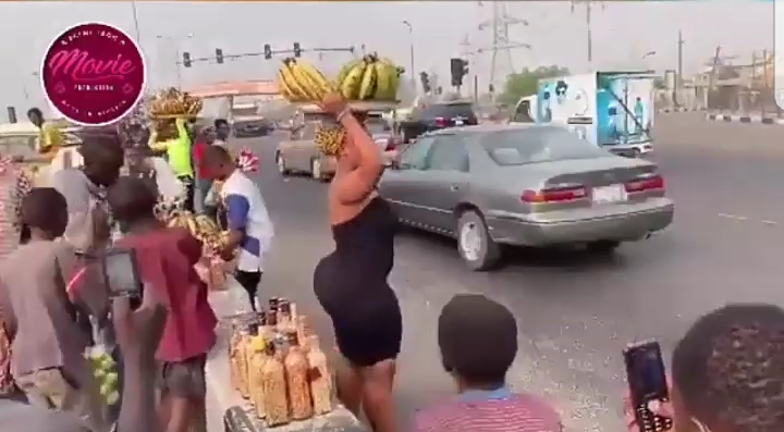 Beautiful curvy lady spotted hawking plantain at Lekki-Epe Express Road