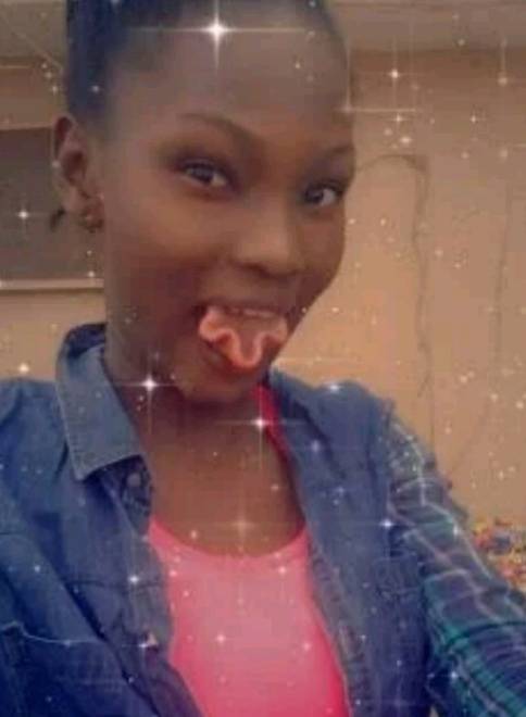 Girl with strange tongue causes mayhem online (Photos)
