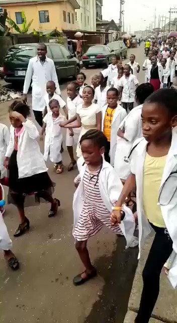 “Coronavirus go back to China“ - School pupils recorded chorusing statement on the streets (Video)