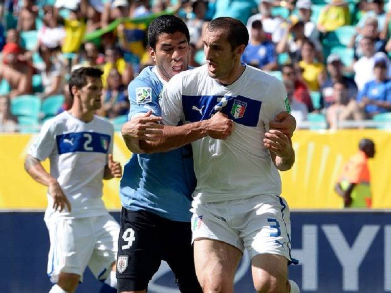 Suarez-Chiellini-2013-2