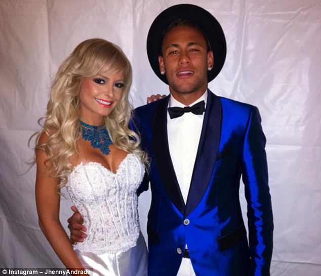 2FB7190500000578-0-Jhenny_Andrade_poses_with_Barcelona_forward_Neymar_as_the_pair_c-a-17_1451641265154