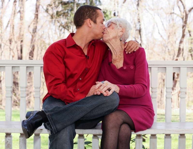 Kyle-Jones-31-and-Marge-92-are-intimate-on-a-parkbench (1)