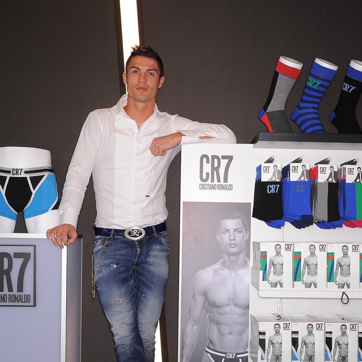 Продам футболиста. Cr7 бренд. Роналду на выставке. CR бренд. Роналду из аквабиса.